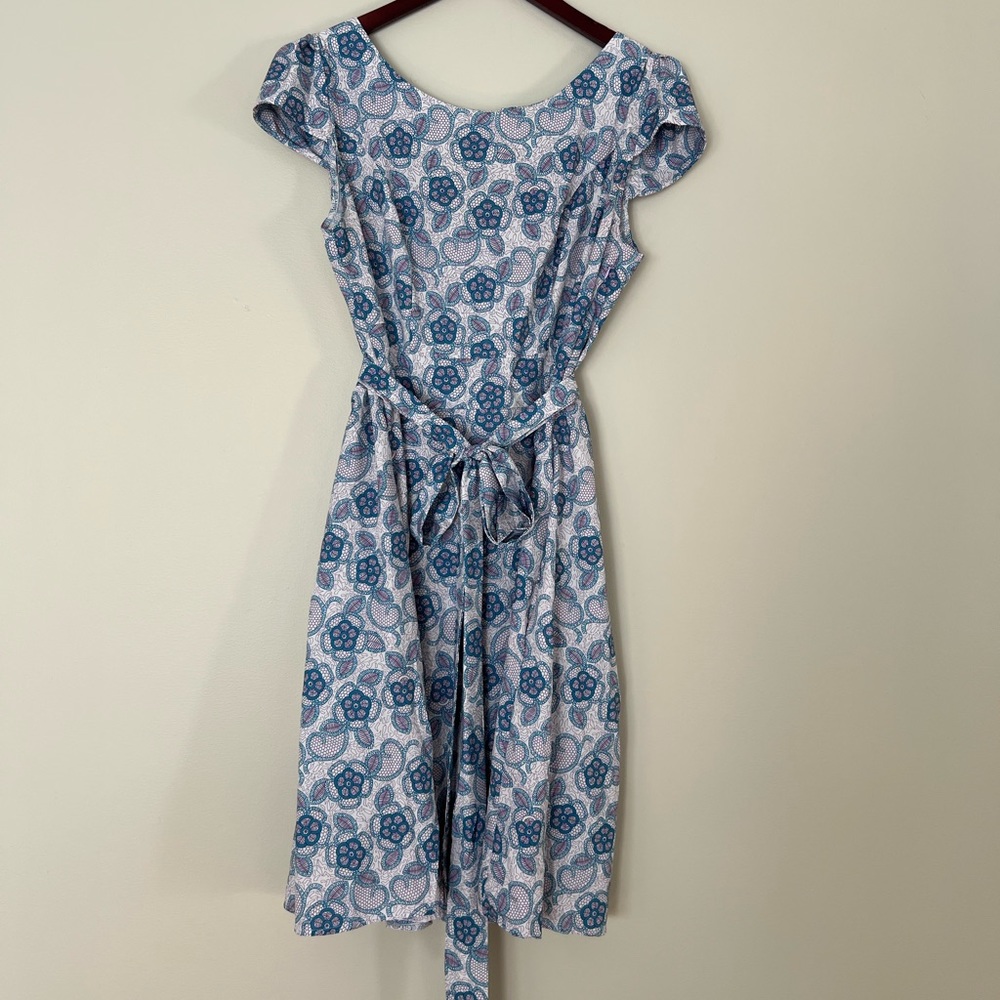 Knee length summer dress with small sleeves. Size L/XL